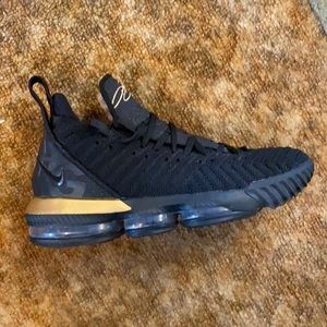LeBron 16 “I’m King”